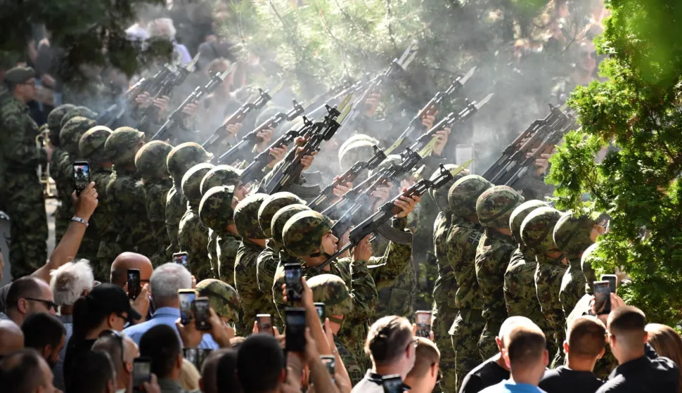 Beograd, 7.9.2026.- Ha?ki osu?enik Ratko Mladi? pokopan je u ponedjeljak u obiteljskoj grobnici na beogradskom Top?iderskom groblju uz crkvene obrede i vojne po?asti, a me?u tisu?ama ljudi u mimohodu i pogrebnoj povorci bili su i pojedini ministri srbijanske vlade i du?nosnici RS-a. foto HINA/ Tanjug/ Amir HAMZAGI?/ ua