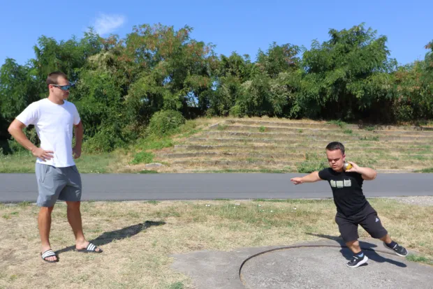 Osijek, 20. 08. 2026, Stadion Gradski vrt. Razgovor s Fran Kimel, mladičem s invaliditetom koji se bavi atletikom, bacanje kugle, profesorom koji ga je otkrio i doveo u klub, Zoran &Scaron;poljarić, Osječki parasportski zavez i njegovim trenerom, Ivan Paravac. Ivan Paravac i Fran KImelsnimio GOJKO MITIĆ