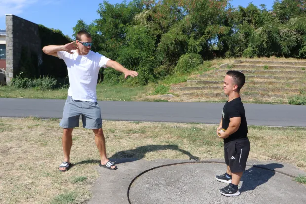 Osijek, 20. 08. 2026, Stadion Gradski vrt. Razgovor s Fran Kimel, mladičem s invaliditetom koji se bavi atletikom, bacanje kugle, profesorom koji ga je otkrio i doveo u klub, Zoran &Scaron;poljarić, Osječki parasportski zavez i njegovim trenerom, Ivan Paravac. Ivan Paravac i Fran KImelsnimio GOJKO MITIĆ