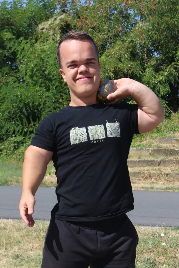 Osijek, 20. 08. 2026, Stadion Gradski vrt. Razgovor s Fran Kimel, mladičem s invaliditetom koji se bavi atletikom, bacanje kugle, profesorom koji ga je otkrio i doveo u klub, Zoran &Scaron;poljarić, Osječki parasportski zavez i njegovim trenerom, Ivan Paravac. Fran Kimel, atletičar, bacač kugle.snimio GOJKO MITIĆ