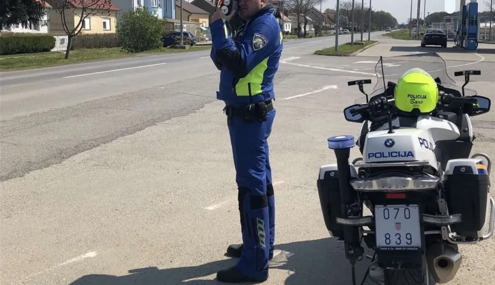 Policija zaustvalja ilustracija
