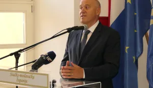 Petrinja, 07.09.2026. - U Petrinji je u ponedjeljak svečano otvorena obnovljena zgrada Srednje &scaron;kole Petrinja. Povijesna &scaron;kolska zgrada iz 1871. godine te&scaron;ko je stradala u potresu, a zavr&scaron;etkom obnove gimnazijski programi vraćaju se u sredi&scaron;te grada. U sklopu &scaron;kole osiguran je i prostor za prvi učenički dom u Petrinji, a poečtkom iduće godine bit će otvoren i novi studentski dom. Na fotografiji ministar Branko Bačić. foto HINA/ Nikola Blažeković/ nb