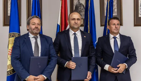 Zagreb, 9.9.2026 - Potpredsjednik Vlade i ministar obrane Ivan Anu&scaron;ić (S) potpisat će Ugovor o nadogradnji borbenog komunikacijskog sustava Hrvatskog ratnog zrakoplovstva s potpredsjednikom prodaje za mrežne infrastrukturne sustave tvrtke Thales Group Christopheom Labertyjem (L) i predsjednik Uprave tvrtke Oda&scaron;iljači i veze Denisom Nikolom Kuli&scaron;ićem (D).Foto Hina/ Dario GRZELJ/ dag