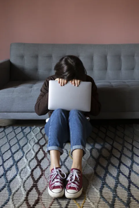 Većina djece provodi na internetu tri do četiri sata dnevno, dok vi&scaron;e od 13 posto osnovno&scaron;kolaca provodi vi&scaron;e od sedam sati online. Djeca komuniciraju u &scaron;kolskim grupama na dru&scaron;tvenim mrežama &scaron;aljući poruke uznemirujućeg, vulgarnog i nasilnog sadržaja, prijeteći, vrijeđajući ili objavljujući privatne podatke i fotografije vr&scaron;njaka. Česta su i ozbiljna djela, uključujući snimanje vr&scaron;njaka u ponižavajućim situacijama, sexting, ucjene, iznude te dijeljenje pornografskog sadržaja ili snimaka seksualnog pona&scaron;anja. Posljedice digitalnog nasilja su ozbiljne: žrtve osjećaju sram, strah i poniženje, a neki odbijaju pohađati &scaron;kolu, pate od psihosomatskih tegoba, tjeskobe, depresivnosti, pa čak i suicidalnih misli.