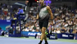 NEW YORK, NEW YORK - SEPTEMBER 08: Ben Shelton of the United States reacts against Carlos Alcaraz of Spain during their Men's Singles Quarterfinal match on Day Ten of the 2026 US Open at USTA Billie Jean King National Tennis Center on September 08, 2026 in the Flushing neighborhood of the Queens borough of New York City. Matthew Stockman/Getty Images/AFP (Photo by MATTHEW STOCKMAN/GETTY IMAGES NORTH AMERICA/Getty Images via AFP)