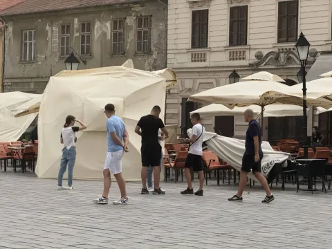 Snažan vjetar pogodio Osijek: Ru&scaron;io stabla i nosio terase, temperatura naglo pala