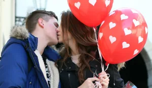 14.02.2017., Zagreb - Ispred Kamenitih vrata Filip Retkovec docekao je svoju djevojku te joj povodom Valentinova poklonio ruze, balone u obliku srca te strastveni poljubac. Photo: Sanjin Strukic/PIXSELL