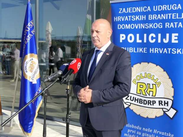 Sisak, 5.9.2026.- U Sisku su u subotu po?eli 15. sportski susreti Zajednice udruga hrvatskih branitelja Domovinskog rata policije Republike Hrvatske (ZUHBDRP RH). Hrvatska policija prva je stala u obranu Republike Hrvatske, a i danas je jedan od stupova domovinske sigurnosti. Na fotografiji ministar hrvatskih branitelja Tomo Medved. foto HINA/ Nikola Bla?ekovi?/ nb