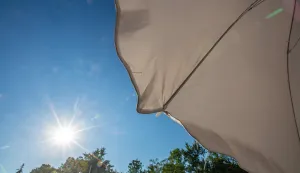 Zagreb, 26.06.2026 - Ilustracija: vrućina, sunce, plavo nebo, suncobran, hladovina.foto HINA/ Luka &Scaron;ANGULIN/ l&scaron;