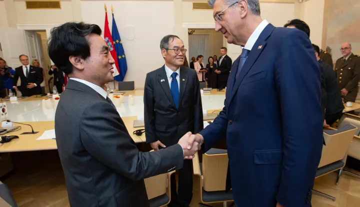 Zagreb, 10.09.2026.- Predsjednik Vlade Andrej Plenković primo je ministra nacionalne obrane Republike Koreje Ahna Gyu-backa.Na fotografiji Ahn Gyu-back, Andrej Plenković.foto HINA/ Luka &Scaron;ANGULIN/ l&scaron;