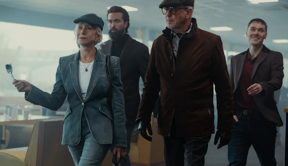 L-R Helen Mirren as Maeve Harrigan, Emmett J Scanlan as Paul, Pierce Brosnan as Conrad Harrigan and Jack Archer as Fergus In MobLand, season 2, streaming on Paramount+, 2026. Photo Credit: Luke Varley/Paramount+"Ratovi obitelji"
