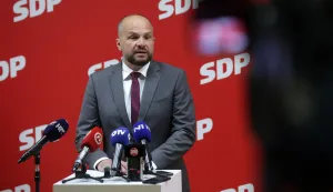 Zagreb, 11.09.2026 - Predsjednik SDP-a Sini&scaron;a Hajda&scaron; Dončić i Oliver Martinić iz SDP-ova Savjeta za poljoprivredu i hranu održali su konferenciju za medije na kojoj su predstavili prijedlog programa "Lika - čista zemlja i voda, sigurna budućnost", konkretne hitne mjere za za&scaron;titu proizvođača. Na fotografiji Sini&scaron;a Hajda&scaron; Dončić.foto HINA/ Denis CERIĆ /dc