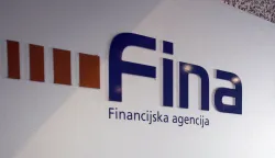 Zagreb, 27.11.2012 - Financijska agencija (Fina) do sada je zaprimila ukupno 114 prijedloga tvrtki za pokretanje postupaka predste?ajne nagodbe, otvaranje prvih postupaka o?ekuje se do kraja godine, a po podacima s internet stranice Fine za sada je pet tvrtki pozvano da nadopuni svoju dokumentaciju, me?u njima i splitski Konstruktor in?enjering. Arhivska fotografija od 16.11.2011. godine prikazuje logo financijske agencije - Fine u Zagrebu. foto FaH/ Damir SEN?AR/ ik
