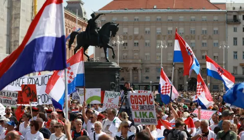 Zagreb, 5.9.2026.- Na Trgu bana Jela?i?a odr?an je prosvjed "Hodaj za Liku, hodaj za Hrvatsku", kojim se ?eli upozoriti na probleme vezane za desetke tisu?e tona ilegalno odlo?enog otpada na gospi?kom podru?ju, u organizaciji Gra?anske inicijative "Gospi? je na? dom". foto HINA/ Lana SLIVAR/ ua