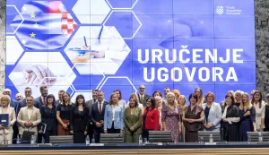 Zagreb, 11.9.2026 - Ministrica regionalnoga razvoja i fondova Europske unije Nata&scaron;a Miku&scaron; Žigman, ministrica zdravstva Irena Hrstić i ravnatelj Sredi&scaron;nje agencija za financiranje i ugovaranje programa i projekata Europske unije (SAFU) Dragan Jelić uručili su ugovore i odluke o financiranju za projekte ulaganja u primarnu i specijalističko-konzilijarnu zdravstvenu za&scaron;titu te unaprjeđenje infrastrukture za pružanje socijalnih usluga za djecu i mlade te osobe s invaliditetom. Ukupno je uručen 41 ugovor i odluka o financiranju, ukupne vrijednosti 71,7 milijuna eura. Foto Hina/ Dario GRZELJ/ dag