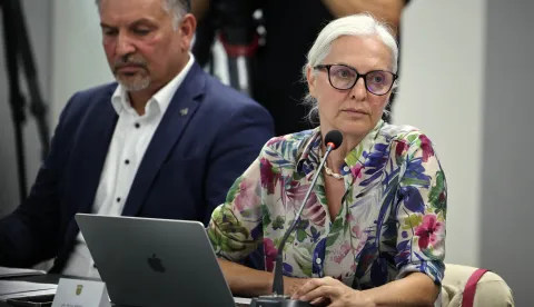 Gospić, 17.08.2026 - Sjednica saborskoga Odbora za za&scaron;titu okoli&scaron;a i prirode, sazvana zbog izvanredne situacije s nezakonitim odlagali&scaron;tem opasnog otpada u krugu biv&scaron;eg PPK Velebit u Gospiću i značajnom kontaminacijom tla i podzemnih voda, potvrđenih nalazom vje&scaron;taka za&scaron;tite okoli&scaron;a u okviru USKOK-ove istrage. Na slici Željko Lacković i Du&scaron;ica Radojčić. foto HINA/ Dario GRZELJ/ ik