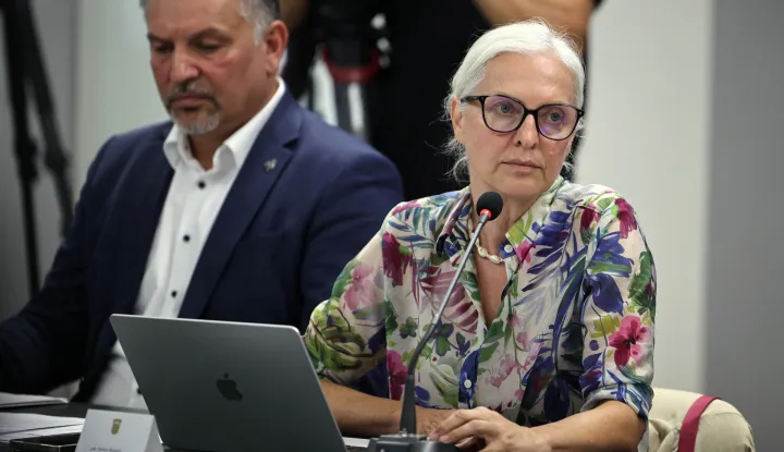 Gospić, 17.08.2026 - Sjednica saborskoga Odbora za za&scaron;titu okoli&scaron;a i prirode, sazvana zbog izvanredne situacije s nezakonitim odlagali&scaron;tem opasnog otpada u krugu biv&scaron;eg PPK Velebit u Gospiću i značajnom kontaminacijom tla i podzemnih voda, potvrđenih nalazom vje&scaron;taka za&scaron;tite okoli&scaron;a u okviru USKOK-ove istrage. Na slici Željko Lacković i Du&scaron;ica Radojčić. foto HINA/ Dario GRZELJ/ ik