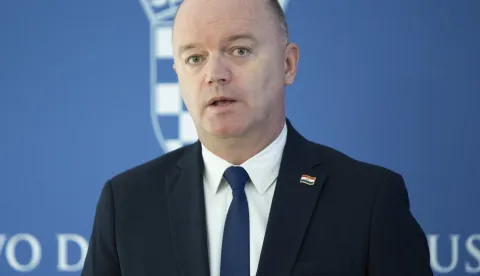 Zagreb, 09.09.2026. - Predstavljanje Pilot programa novčane potpore za sufinanciranje kupnje vozila sa 7+ sjedala za obitelji s četvero i vi&scaron;e djece. Ministar demografije i useljeni&scaron;tva Ivan &Scaron;ipić i upraviteljica Zaklade Hrvatska za djecu Renata Gubić predstavili su mjeru koja za cilj ima: pružiti konkretnu podr&scaron;ku vi&scaron;ečlanim obiteljima, povećati mobilnost djece i roditelja, omogućiti lak&scaron;i pristup obrazovnim, zdravstvenim, sportskim i drugim sadržajima te smanjiti financijsko opterećenje obitelji koje zbog broja članova kućanstva imaju potrebu za vozilom većeg kapaciteta. Na slici ministar demografije i useljeni&scaron;tva Ivan &Scaron;ipić. foto HINA/ Sa&scaron;a KOLJAN/ sk