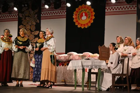 Vinkovci, 11.09.2026. - 61. Vinkovačke jeseni &ndash; otvorenjem Folklornih večeri u velikom &scaron;atoru na Trgu Vinkovačkih jeseni započeli programi u sklopu ovogodi&scaron;njih Vinkovačkih jeseni. Župan Ivan Bosančić i gradonačelnik Josip Romić dovezli su se do &scaron;atora u seljačkim kolima.foto HINA/Gordan PANIĆ/ gp