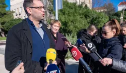 20.01.2023., Pakostane - Ivana Markovic, Clanica predsjednistva SDP-a i gradonacelnica Supetra te Predsjednik SDP-a Zadarske zupanije Jure Zupcic odrzali su konferenciju za medije na plazi Kolovare o Zakonu o pomorskom dobru.  Photo: Dino Stanin/PIXSELL