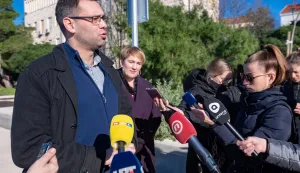 20.01.2023., Pakostane - Ivana Markovic, Clanica predsjednistva SDP-a i gradonacelnica Supetra te Predsjednik SDP-a Zadarske zupanije Jure Zupcic odrzali su konferenciju za medije na plazi Kolovare o Zakonu o pomorskom dobru.  Photo: Dino Stanin/PIXSELL