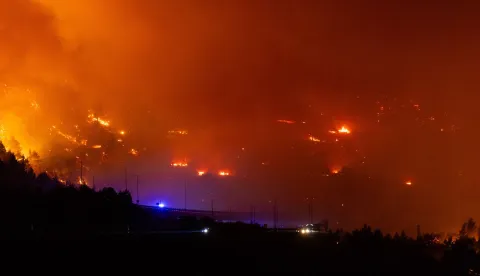 Požar otvorenog prostora na području Loži&scaron;ća na otoku Braču i dalje je aktivan, no nakoniznimno te&scaron;ke noći situacija na požari&scaron;tu je jutros znatno bolja.