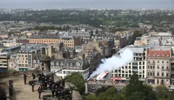 epa10173229 Members of 105 Regiment Royal Artillery Reserves during the Gun Salute to mark the death of Queen Elizabeth II at Edinburgh Castle, in Edinburgh, Scotland, Britain, 09 September 2022. Britain's Queen Elizabeth II died at her Scottish estate, Balmoral Castle, on 08 September 2022. The 96-year-old Queen was the longest-reigning monarch in British history. EPA/ADAM VAUGHAN