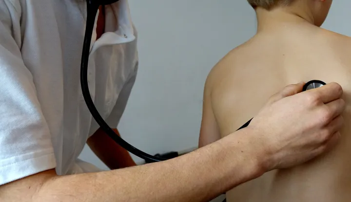 doktor pedijatar pregled dijete bolest
