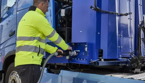 Gorivna ćelija generira vlastitu električnu energiju iz vodika u vozilu, umjesto da se puni strujom iz vanjskog izvora. Jedini nusproizvod koji se ispu&scaron;ta jest vodena para. No, ova tehnologija jo&scaron; je u ranoj fazi razvoja pa se infrastruktura za punjenje goriva za te&scaron;ka vozila tek treba razviti. Očekuje se da će se opskrba zelenog vodika znatno povećati u sljedećih nekoliko godina jer će mnoge djelatnosti ovisiti o tom gorivu kako bi smanjile emisije CO2.