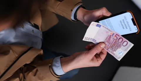 23.02.2023., Zagreb, Ministarstvo financija objavilo je javni poziv za izdavanje obveznica koje su ponudjene gradjanima. Upis pocinje u srijedu i trajat ce tjedan dana u poslovnicama banaka koje sudjeluju u tom postupku. Najmanji ulog je 500 eura, a rok dospijeca dvije godine. Kamatna stopa je 3,25 posto. Prvim tzv. narodnim obveznicama u novijoj hrvatskoj povijesti Vlada zeli prikupiti milijardu eura Photo: Emica Elvedji/PIXSELL