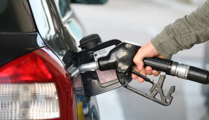 12.04.2022., Sibenik - Na benzinskim crpkama novo smanjenje cijena goriva.Cijena litre benzina iznosi 11,97 kuna po litri, Eurodizela 12,42 kuna a plavog Eurodizela 8,54 kuna i plina 6,98. Photo: Dusko Jaramaz/PIXSELL