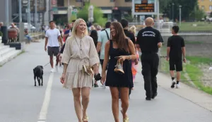 Osijek 26. 07. 2025, II. osječka ljetna noć. &Scaron;etali&scaron;te, ponuda obrtnika, druženje, VGP, Polaz Vanje Radau&scaron;a, Klapa Zrninski i Vesela grupa, Trga slobode filmska večer za najmlađe i Trg Ante Starčevića, koncert Moj galebe, Dino Petrić i Jure Brkljača.snimio GOJKO MIITĆ