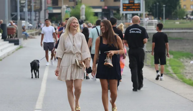Osijek 26. 07. 2025, II. osječka ljetna noć. &Scaron;etali&scaron;te, ponuda obrtnika, druženje, VGP, Polaz Vanje Radau&scaron;a, Klapa Zrninski i Vesela grupa, Trga slobode filmska večer za najmlađe i Trg Ante Starčevića, koncert Moj galebe, Dino Petrić i Jure Brkljača.snimio GOJKO MIITĆ