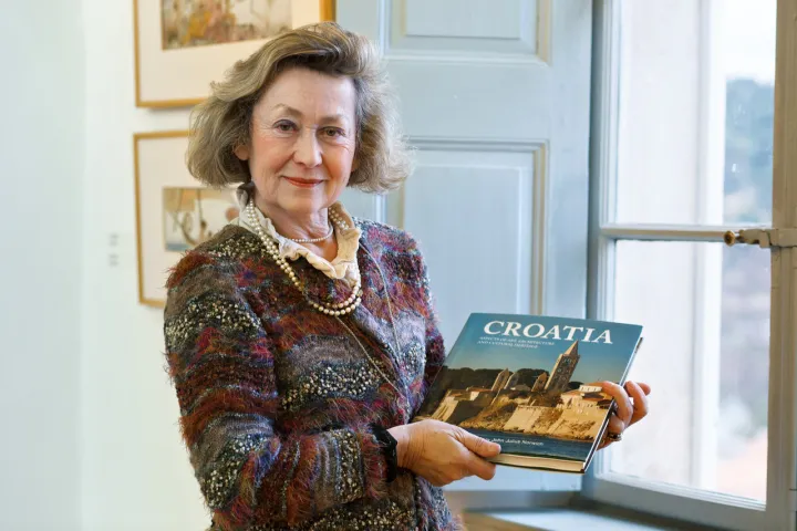 Jadranka Lady Beresford-Peirse s knjigom "Croatia: Aspects of Art, Architecture and Cultural Heritage" izdanom 2009. u nakladi ITCM 