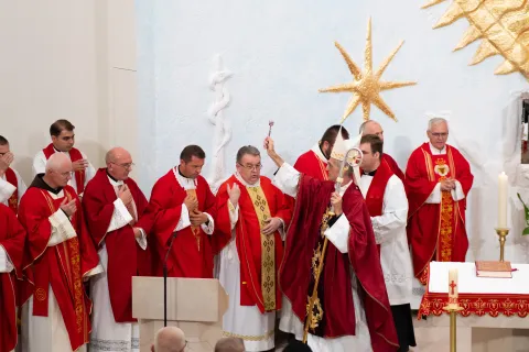 Osijek, 14. 9. 2026., Blagoslov obnovljene crkve, Župa Uzvi&scaron;enja Sv. Križa, Retfalacrkva; obnova; blagoslov; Retfala; biskup; svećenici; vjernici