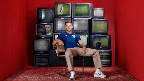 adidas je predstavio dugoočekivane nove službene domaće i gostujuće dresove hrvatske nogometne reprezentacije, prvu garnituru u sklopu dugoročnog partnerstva s Hrvatskim nogometnim savezom (HNS).
