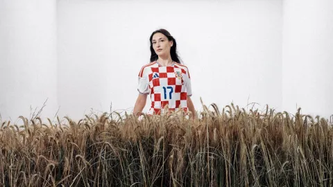 adidas je predstavio dugoočekivane nove službene domaće i gostujuće dresove hrvatske nogometne reprezentacije, prvu garnituru u sklopu dugoročnog partnerstva s Hrvatskim nogometnim savezom (HNS).
