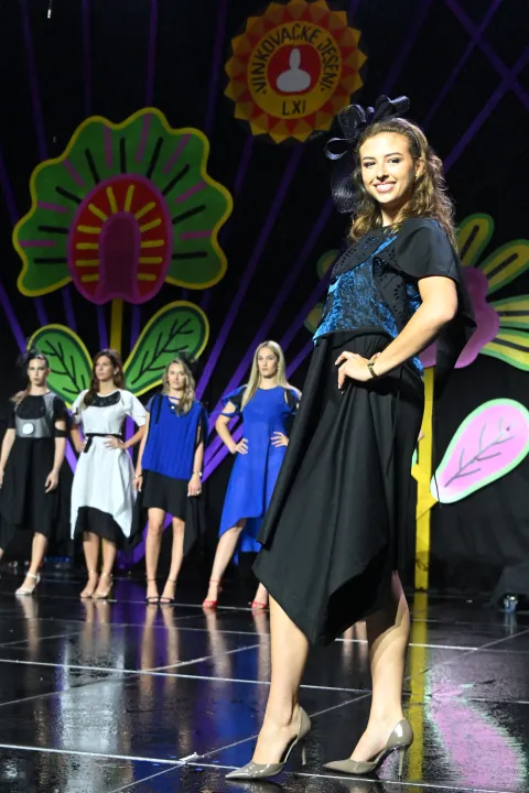 Vinkovci, 14.09.2026. - 61. Vinkovačke jeseni. Na Glavnoj pozornici Vinkovačkih jeseni u pje&scaron;ačkoj zoni održana modna revija ''Večer mode i ljepote'' u etno kreacijama.foto HINA/Gordan Panić