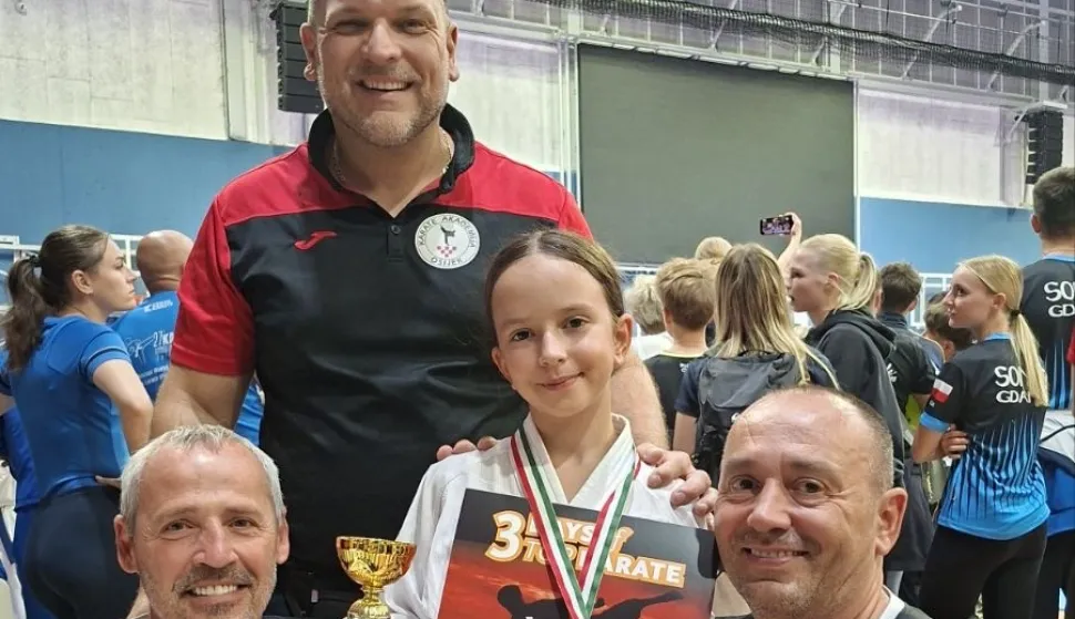 Članovi Karate Akademija Osijek sudjelovali su na 29. Budapest Openu, velikom međunarodnom natjecanju u Budimpe&scaron;ti, a u iznimno jakoj i brojnoj međunarodnoj konkurenciji mogu se pohvaliti i najvi&scaron;om stepenicom na pobjedničkom postolju. Na njoj je stajala Tena Ogrebić, u konkurenciji djevojčica do 12 godina (-30 kg) osvojila je prvo mjesto. USTUPLJENA FOTOGRAFIJA