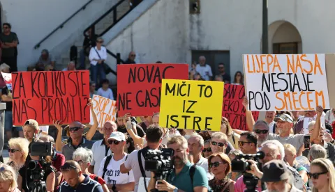 Ra&scaron;a, 15.09.2026. - Građani Labin&scaron;tine organizirali prosvjed povodom Vladine odluke o spaljivanju dijela otpada s ilegalnog odlagali&scaron;ta u Gospiću u cementari Holcim u Koromačnu. foto HINA/ Ante GUDELJ