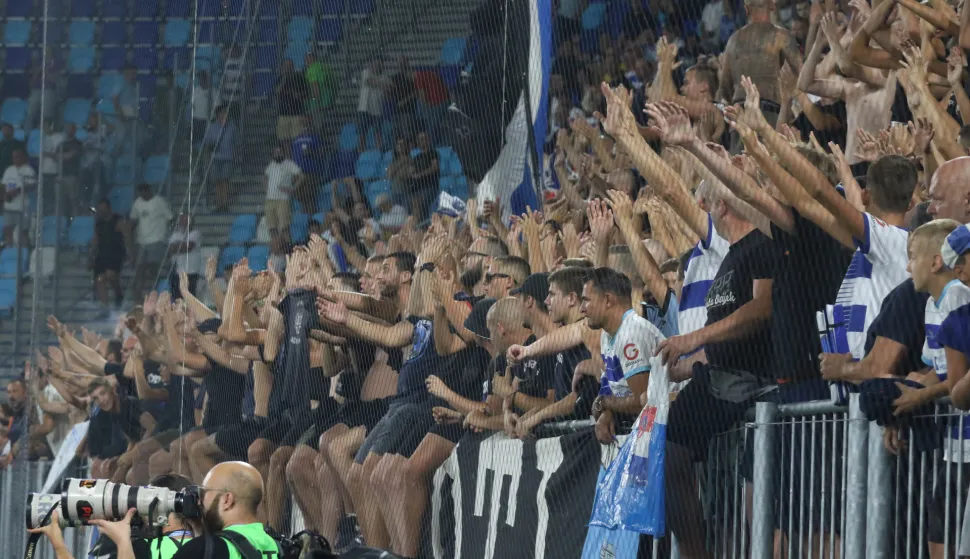 Osijek, 15. 08. 2026, Opus Arena, nogomet, SuperSport Hrvatska nogomenta liga 2026/27. Osijek - Lokomotiva. Slavlje nakon utakmice. Kohorta.snmimio GOJKO MITIĆ