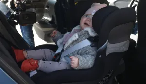 Osijek, 12. 03. 2023, Parking iza Doma zdravalja, prema skoljci. Udruga RODA, pregled autosjedalica.snimio GOJKO MITIĆ