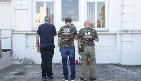 Osijek, 17. 09. 2026., Campus, 35. obljetnica tjeranja JNA iz Osijeka, polaganje vijenaca, paljenje svijeća, izložba fotografija - Josip Talapko - autorSNIMIO BRUNO JOBST