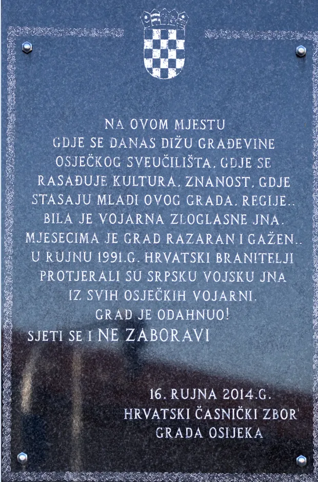 Osijek, 17. 09. 2026., Campus, 35. obljetnica tjeranja JNA iz Osijeka, polaganje vijenaca, paljenje svijeća, izložba fotografija - Josip Talapko - autorSNIMIO BRUNO JOBST