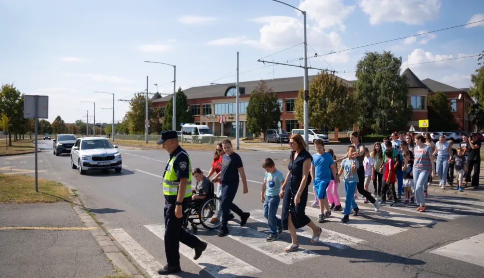 Osijek, 17. 9. 2026., Akcija Sigurno u &scaron;kolu, Auto-moto klub Slavonac i HAK u Centru za odgoj i obrazovanje Ivan &Scaron;tarkpromet; sigurnost; &scaron;kolarci; Ivan &Scaron;tark; policija; HAK; policajci; djeca; prometnice
