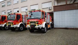 Zagreb, 17.9.2026.- Sve?ana primopredaja novih vatrogasnih vozila za ga?enje ?umskih po?ara. Hrvatska vatrogasna zajednica (HVZ) provodi jednu od najve?ih nabava specijaliziranih vatrogasnih vozila za ga?enje ?umskih po?ara u Hrvatskoj, financiranu sredstvima op?ekorisnih funkcija ?uma. Sredstva se raspodjeljuju putem resornog ministarstva u suradnji s HVZ-om. Ukupno je ugovorena nabava 78 novih vozila - 40 vozila kapaciteta 2500 litara vode i 38 vozila kapaciteta 5000 litara vode. Na ovoj sve?anosti uru?eno je pet novih vozila. foto HINA/ HVZ/ ua
