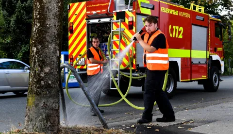 epa06908359 Firemen water trees with extinguishing water in Wuppertal, Germany, 24 July 2018. In North Rhine-Westphalia, towns and communities ask citizens to water trees and plants because of the extreme drought and the persistent heat. EPA/SASCHA STEINBACH