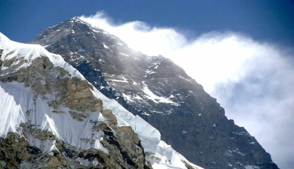 Katmandu, 01.04.2013 - Osamdesetogodinji japanski planinar, koji je bio podvrgnut četirima operacijama na srcu, kreće u pohod na Mount Everest i nastojat će treći put osvojiti najvii vrh na svijetu te postati najstarija osoba koja je to uspjela. Arhivska fotografija od 19.05.2009. godine prikazuje Mount Everest.foto FaH/ ds