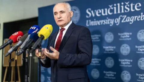 Zagreb, 17.9.2026 - Rektor Sveučili&scaron;ta u Zagrebu Stjepan Laku&scaron;ić dao je izjavu za medije nakon sastanka savjeta za sanaciju nezakonito odloženog otpada u Gospiću.Foto Hina/ Dario GRZELJ/ dag