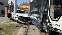 Prije podne u Ulici cara Hadrijana, nedaleko od osječkog FERIT-a i Kliničkog bolničkog centra, zabilježen je sudar osobnog vozila i tramvaja.